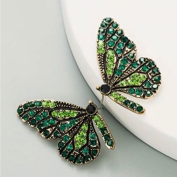 🎊 🎉HP 🎉🎊 Betsey Johnson Sparkling crystal butterfly earrings HOST PICK 🎊🎉 - Picture 1 of 4
